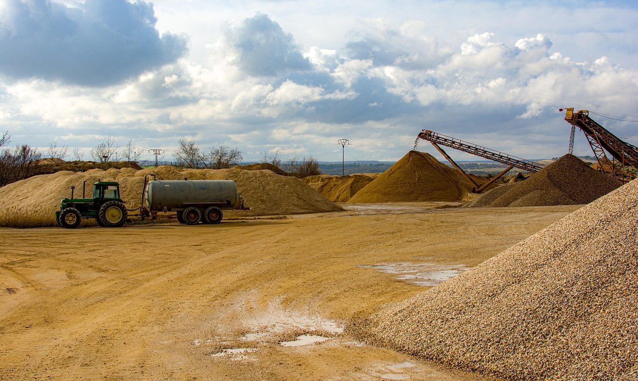 logistique de transport de sable et de gravier : solutions efficaces pour gérer le transport, la livraison et l'approvisionnement en matériaux granulaires.