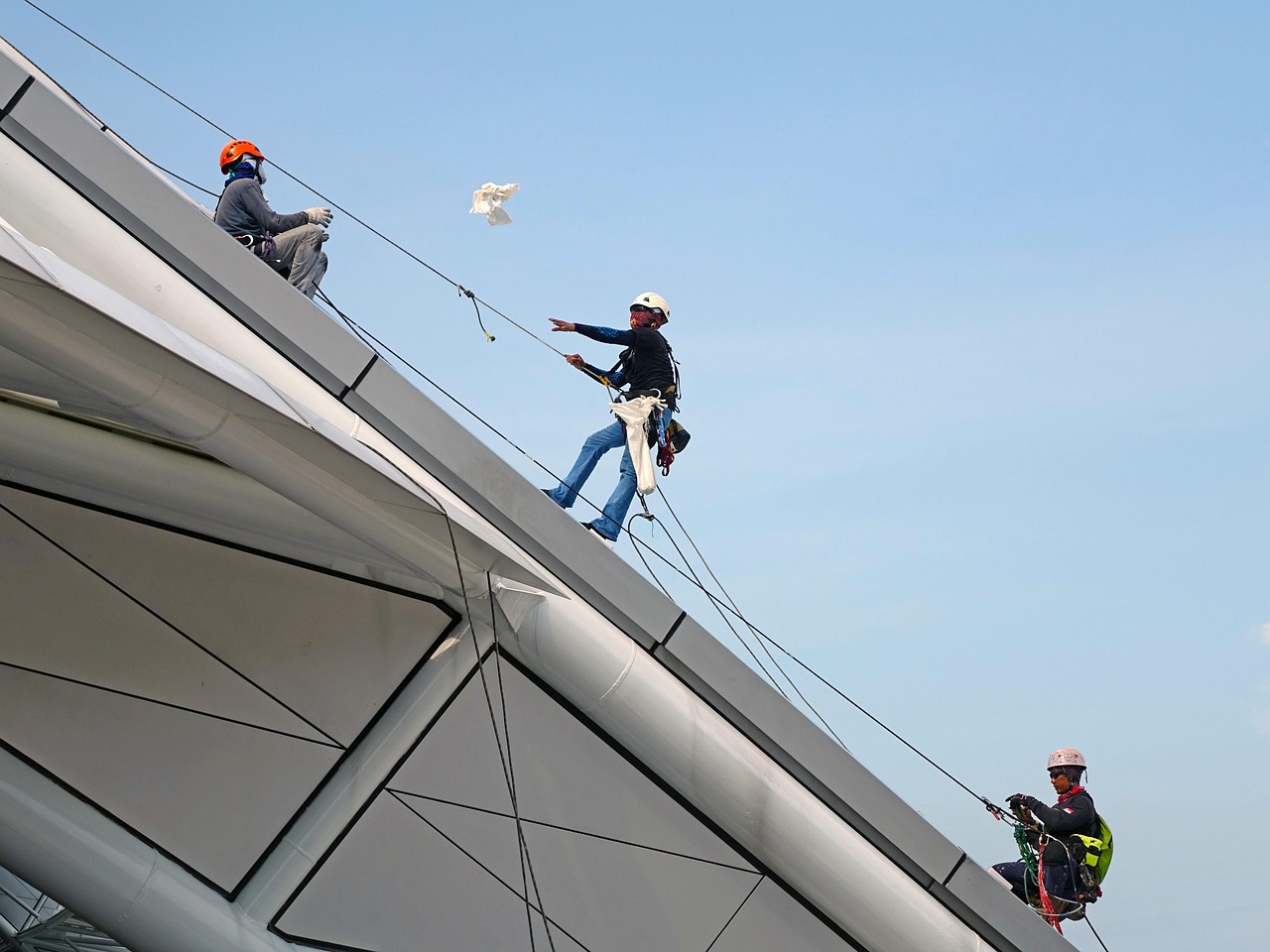réparations de toiture professionnelles pour protéger votre maison des intempéries. service rapide, durable et fiable pour tous types de toits.