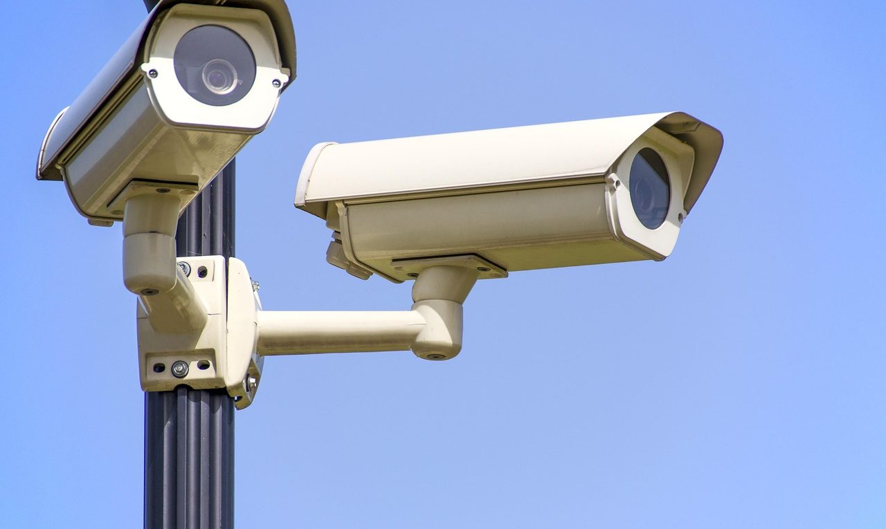 protégez votre domicile grâce à une surveillance de sécurité fiable, avec détection des intrusions et alertes en temps réel.