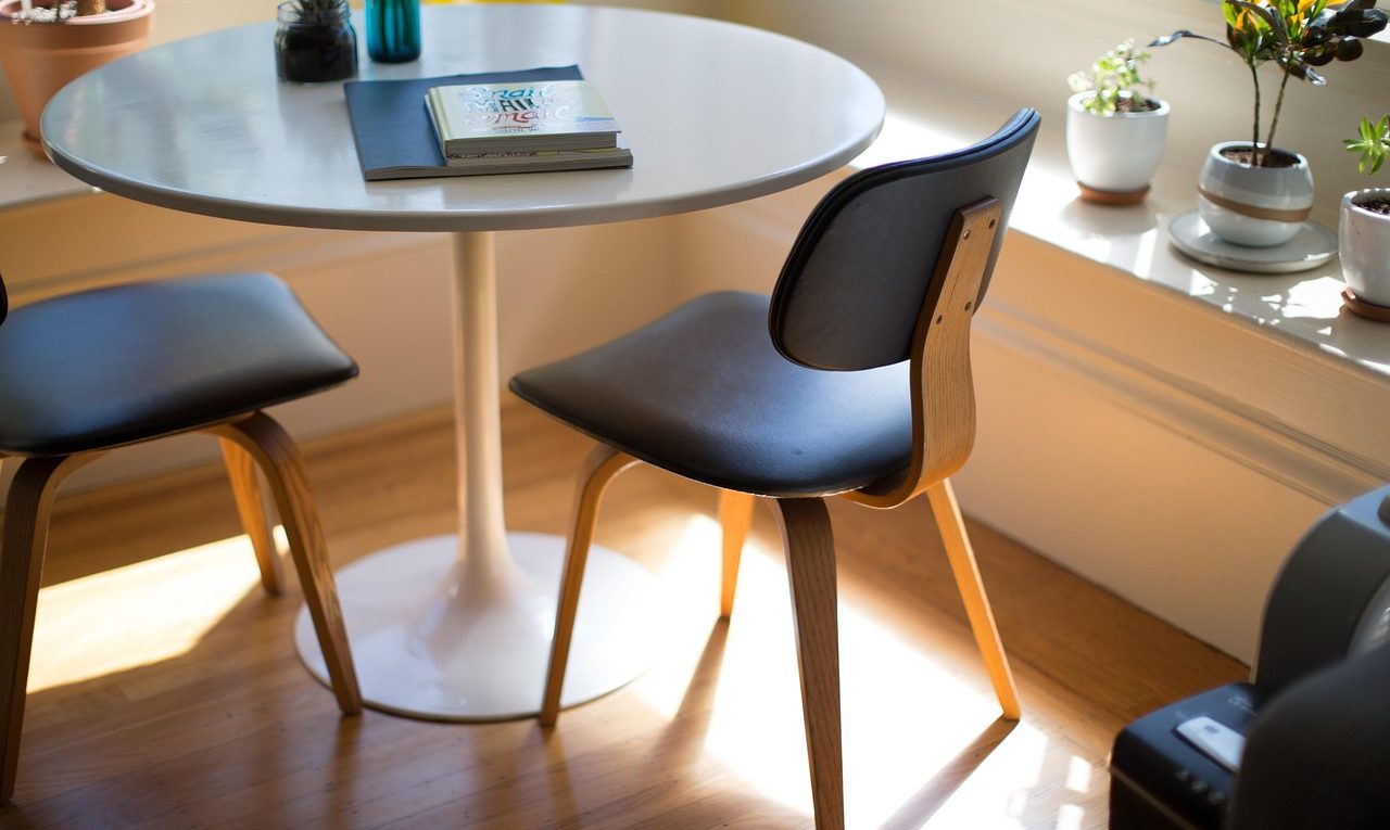 découvrez nos tables rondes pour petits espaces : des modèles compacts et élégants, parfaits pour optimiser votre intérieur sans sacrifier le style.